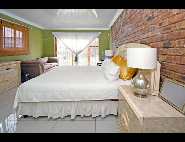 5 BEDROOM HOUSE FOR SALE IN MEREDALE EXT 04